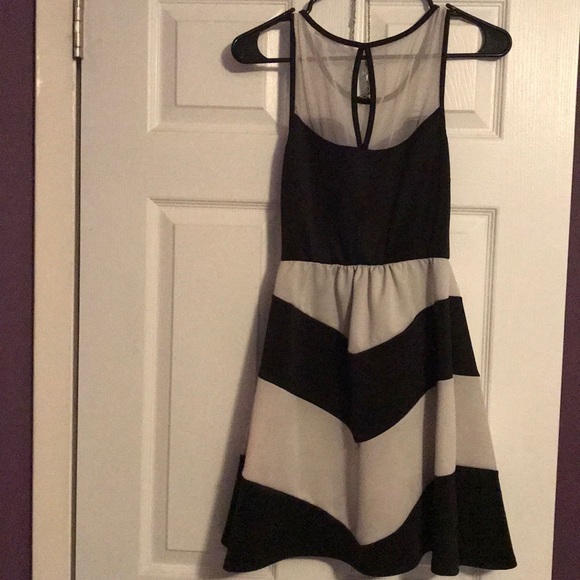 Black and white dress - Picture 3 of 4